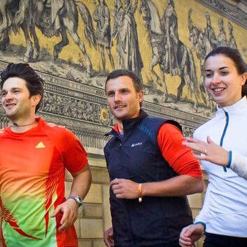 3 Läufer beim joggen am Fürstenzug in Dresden