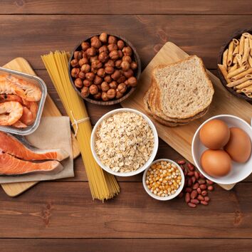 verschiedene proteinreiche Lebensmittel befinden sich auf dem Tisch