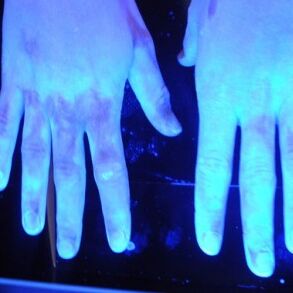 Hände unter UV Licht Lampe